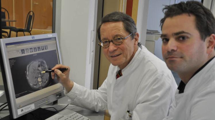 Bei der OP-Planung: Prof. Dr. Ernst Klar und Stationsarzt Frank Schwandner vor dem Röntgenbild einer von Krebs befallenen Bauchspeicheldrüse in der Schwesternkanzel.  