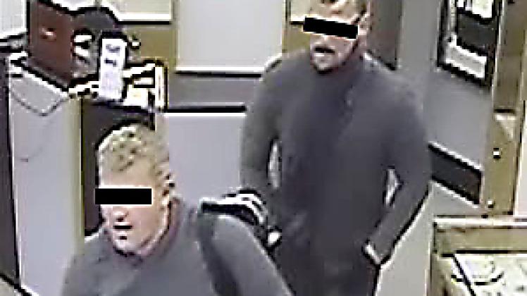 Die von der Polizei Kiel veröffentlichten Bilder einer Überwachungskamera zeigen zwei Räuber, die am 9. Oktober 2014 in Kiel ein Auktions- und Pfandhaus überfallen.