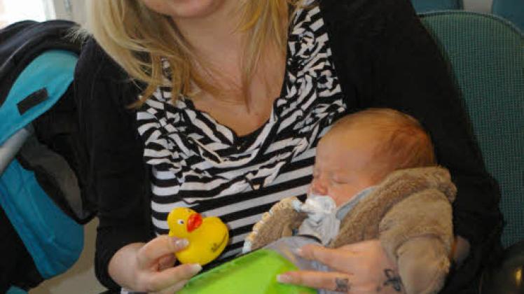 Claudia Timari mit ihrem fünf Wochen alten Sohn Hannes Hermann.  Fotos: Stefani Kortmann 