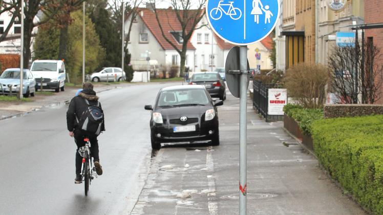 Der Straßenraum in Flensburg wird enger. Die Stadt lockert die Benutzungspflicht für Radwege.