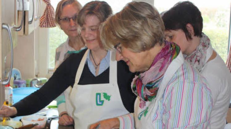 Fleißig am Kochen: Die Landfrauen Grete Bünz, Heike Holling, Hella Böhmke und Doris Bracker (von links). 