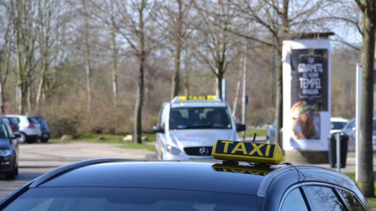 Schleswiger Taxis: Am Bahnhof sind sie noch gefragt, vor den Diskotheken immer weniger. 