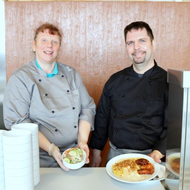Monika Stamer und Dirk Riemer gehören zum Catering-Team, das jetzt für die Mahlzeiten in der Unterkunft sorgt.