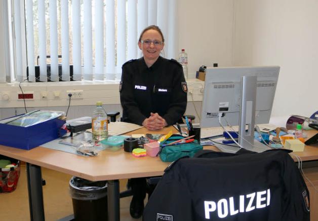 Die Oberkommissarin Nicole Bökers leitet die Wache auf dem Gelände der Boostedter Flüchtlingserstaufnahmestelle. Die Oberkommissarin Nicole Bökers leitet die Wache auf dem Gelände der Boostedter Flüchtlingserstaufnahmestelle.