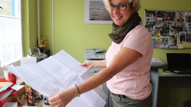 Kita-Leiterin Kathrin Lüdecke hat die Pläne wieder aus der Schublade geholt und freut sich auf die Sanierung.  