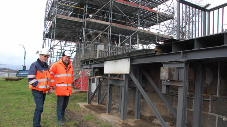 Stefan Jakobus und Georg Beyer (von links) begutachten die Hilfsbrückenkonstruktion, die ab heute zurückgebaut wird. Oben im Bild sieht man noch das Baugerüst, weswegen die Hilfsbrücke angelegt werden musste. 