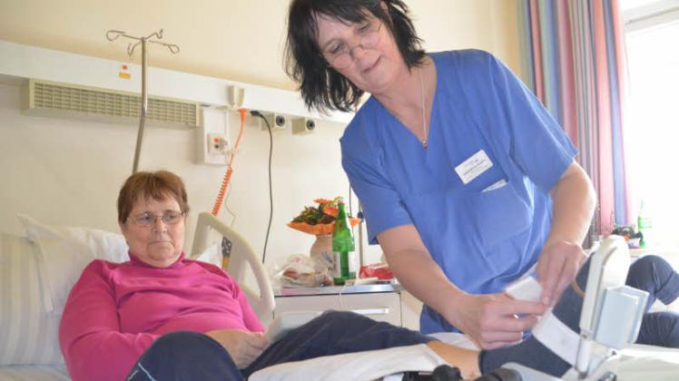 Wundversorgung: Krankenschwester Jeannine le Coutre kümmert sich um Patientin Christel Wischnewski.  