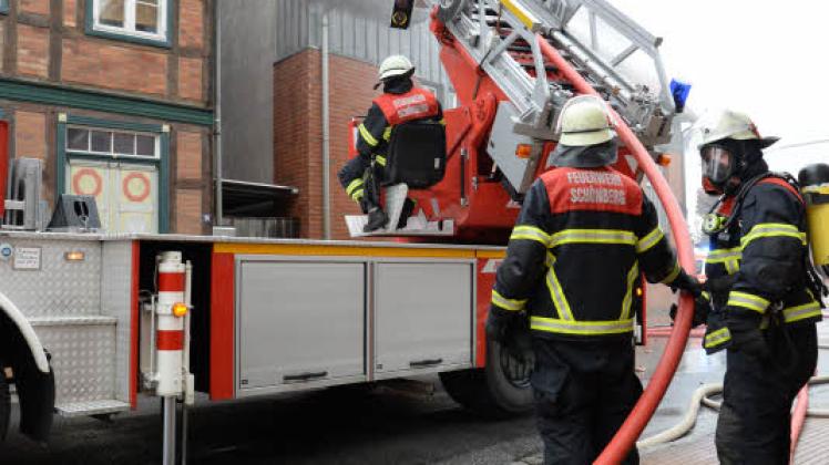 Vor knapp zwei Monaten kam die Schönberger Feuerwehr mit ihrer Drehleiter in Rehna bei einem Wohnhausbrand zu Hilfe. Künftig könnte Rehna eine eigene Drehleiter haben.  