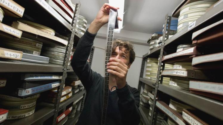 Andre Eckardt, der Geschäftsführer des Deutschen Instituts für Animationsfilm in Dresden, im Archiv, wo die Trickfilmschätze lagern Fotos: arno burgi 