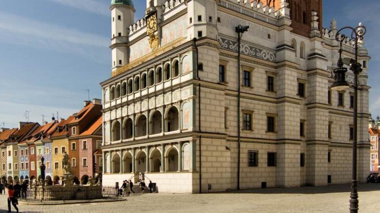 Das Rathaus mit seiner Prunkfassade dominiert den Markplatz von Poznan. 