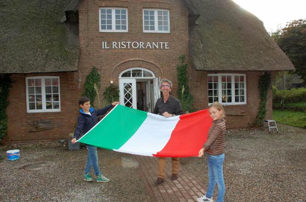 Zum Einzug in Kampen hisste Antonio Kabbani gemeinsam mit seinen Kindern Claudio und Cilia die italienische Flagge  