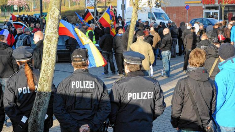 Polizeieinsatz auf dem Berliner Platz: Ein Großaufgebot von Beamten sicherte die MVgida-Kundgebung.  
