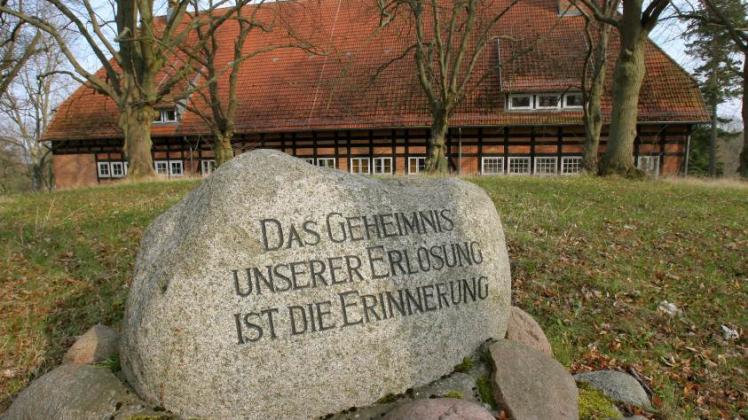 Ein Mahnmal mit der Aufschrift erinnert im Schlosspark von Alt Rehse an die Geschichte des Areals. 