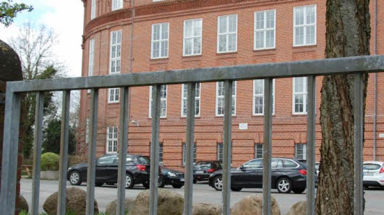 Lehrerparkplätze im Visier: Während Rathausmitarbeiter fürs Parken bezahlen, parken Lehrer (hier an der Goetheschule) kostenlos. 