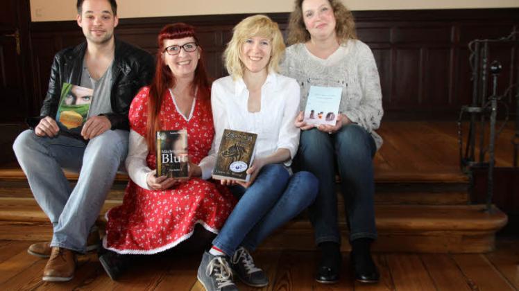 Vorlesevergnügen mal Vier: Die Autoren (v.li.) Norman Doderer, Sandra Florean , Farina de Waard und Lillian E.Fern waren bei den diesjährigen Literaturtage in Schleswig zu Gast.  