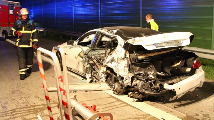 Unfall: Lkw Rast Ungebremst In Auto Auf Dem Standstreifen | SHZ