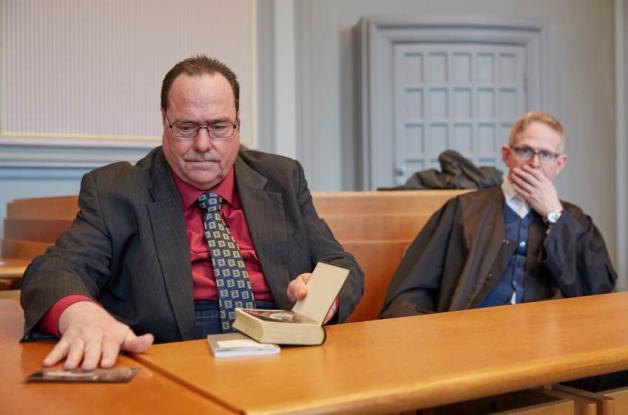 Mit Bibel, Grundgesetz und Fotos seiner Hunde saß Olaf Lauenroth (links) auf der Anklagebank neben seinem Anwalt. 