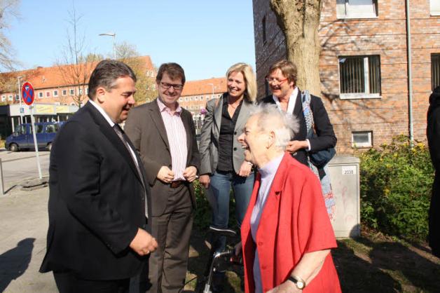 Anneliese Welebny (88, rechts) im Gespräch mit Sigmar Gabriel (SPD).
