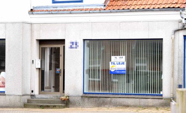Vorderseite des Gebäudekomplexes in Pattburg: Der Versandhandel war in einer kleinen Halle auf dem hinteren Teil des Gewerbegrundstücks untergebracht. Vorderseite des Gebäudekomplexes in Pattburg: Der Versandhandel war in einer kleinen Halle auf dem hinteren Teil des Gewerbegrundstücks untergebracht.