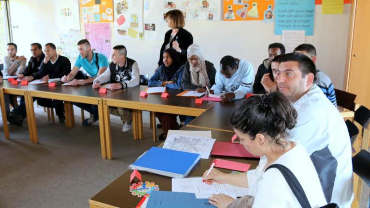 Der Deutschunterricht im Café „Welcome“ stößt auf großes Interesse bei den Flüchtlingen, die jetzt in der Boostedter Erstaufnahmestelle Zuflucht gefunden haben. 