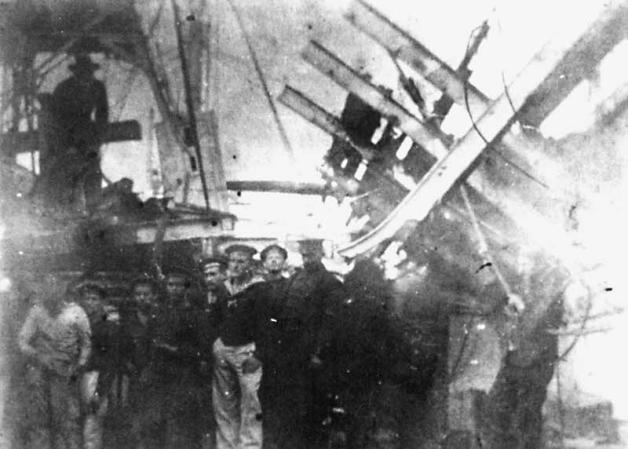 Verglühte Trümmer: Am 6. Januar 1907 riss eine Kesselexplosion auf der Hulk Blücher (unten) 15 Männer in den Tod. Das Foto zeigt die Besichtigung des Wracks.