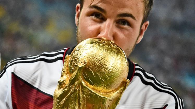 Mario Götze machte mit seinem Tor Deutschland zum Weltmeister. Als Dank an die Fans schickt der DFB den Pokal auf eine Ehrenrunde durch Deutschland.