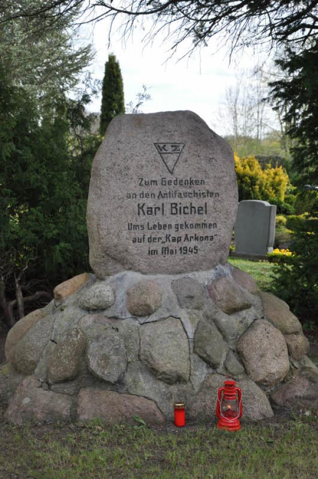 Gedenkstein für Karl Bichel, auf dem Goldberger Friedhof
