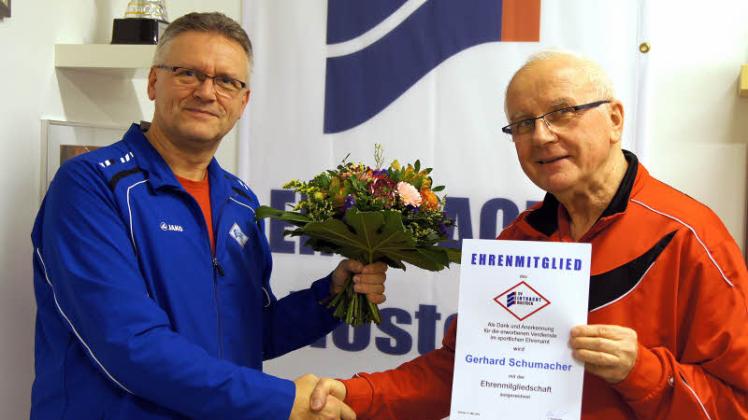 Seit 25 Jahren gehört Gerhard Schumacher (r.) zum SV Eintracht Rostock. Vorstand und Vereinschef Peter Prochnow ernennt ihn deshalb zum Ehrenmitglied .  