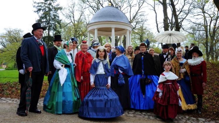 Wie zu Herzogs Zeiten: Die Schlossfreunde boten in ihren historischen Kostümen ein imposantes Bild vor der Kulisse des neu errichteten Jugendtempels im Schlossgarten. 
