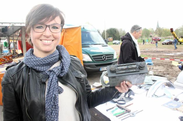 Annemarie Surrey aus Lübz entdeckte ein Autoradio für ihren alten Mercedes 123 Coupé.