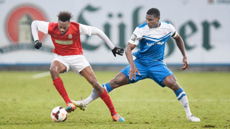 José-Alex Ikeng (rechts/hier während des 1:0 im Landespokal-Halbfinale gegen den FC Anker Wismar im Duell mit Abdoul Baraka Traore) ist wieder einsatzfähig – und hofft auf die vorzeitige Rettung am Samstag in Osnabrück.