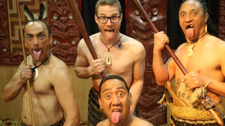 Christoph Karrasch als Haka-Krieger in Neuseeland: Mit Laurence, Te Whawhanga und Chadwick (v.l.) übte er die Kunst des rituellen Tanzes der Maori. 