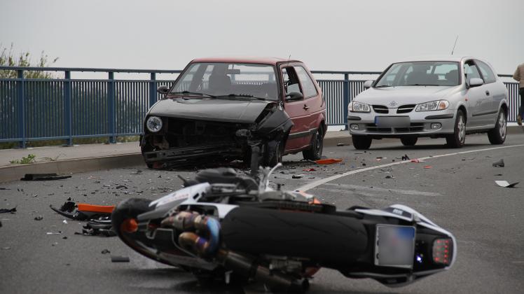 Schwer verletzter Motorradfahrer nach schlimmem Unfall in Rostock-Warnemünde