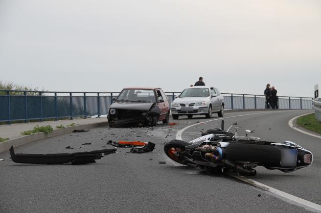 Schwer verletzter Motorradfahrer nach schlimmem Unfall in Rostock-Warnemünde