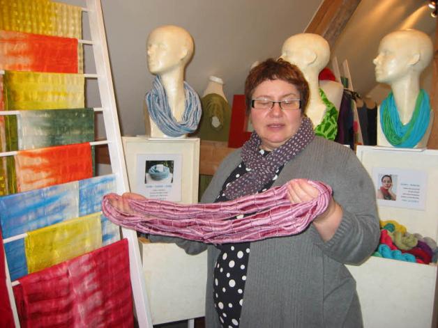 Tine Schröter zeigt aus ihrer Werkstatt einen Loop-Schal aus Leinen und Seide.