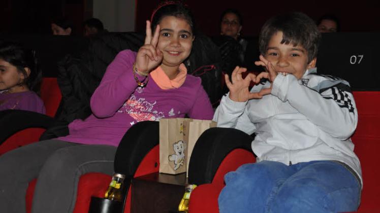 Das Friedenszeichen und ein Herz für die Liebe – die Kinder aus den Flüchtlingsfamilien zeigten auf ihre Art, wie sehr sie sich über den Kinobesuch freuten.  Fotos: Thomas Stengel 