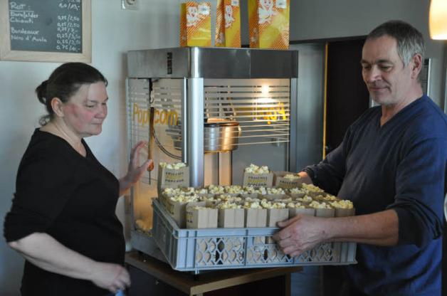 Bettina Westermann und Christian Quis spendierten einen Kinosaal, der Ludwigsluster Bürgermeister für jedes Kind eine Portion Popcorn. Bettina Westermann und Christian Quis spendierten einen Kinosaal, der Ludwigsluster Bürgermeister für jedes Kind eine Portion Popcorn.