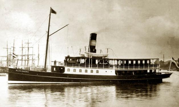 Die elegante Linie des Rumpfes macht sie zur schwimmenden Schönheit. Das Foto entstand 1908, kurz nach der ersten Ankunft der „Alexandra“ im Flensburger Hafen. Die elegante Linie des Rumpfes macht sie zur schwimmenden Schönheit. Das Foto entstand 1908, kurz nach der ersten Ankunft der „Alexandra“ im Flensburger Hafen.