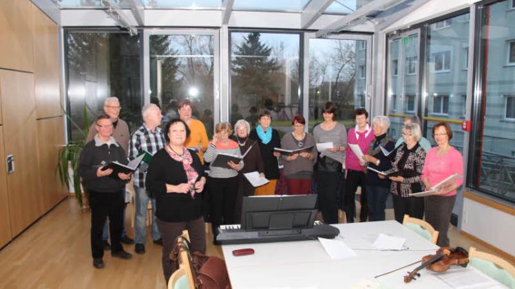 Der „Kleine Chor Güstrow“ unter Leitung von Hannelore Acker probt wöchentlich im Awo-Pflegeheim.  