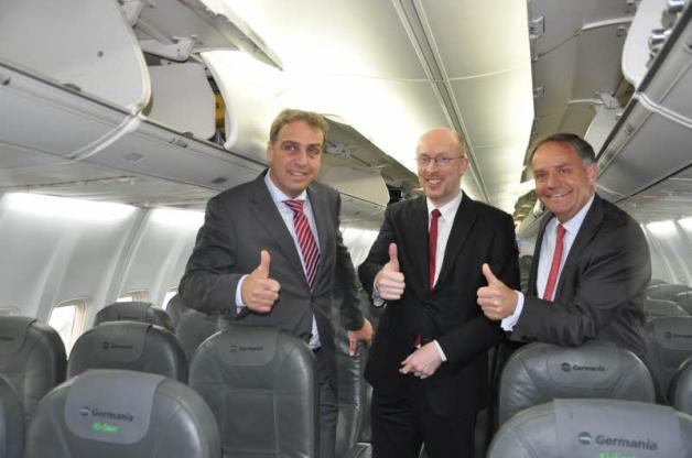 Germania-Chef Karsten Balke, Landesminister Christian Pegel und Flughafenchef Rainer Schwarz (v.l.) freuen sich über den Ausbau der Partnerschaft. 
