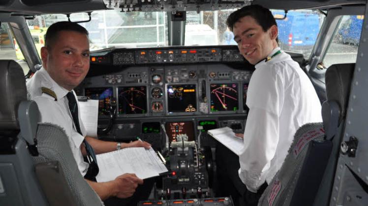 Pilot Thorsten Hauf und Merejin Biesheuvel flogen gestern die Passagiermaschine von Laage nach Antalya.   Fotos: Julia Hahnke 