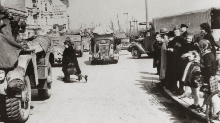 Die Engländer sind da! Britische Militärfahrzeuge im Mai 1945 auf den Norderhofenden vor dem Polizeipräsidium.