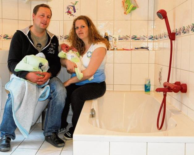 Das stolze Elternpaar mit dem Baby am heimischen Geburtsort. Foto: Bertschies (2)