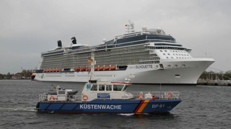 Mit 2800 Passagieren kam die 319 Meter lange „Celebrity Silhouette“ gestern nach Warnemünde.  Fotos: mapp 