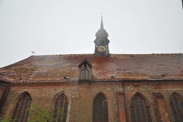 Das Dach der Stiftskirche in Bützow wurde zu großen Teilen abgedeckt.
