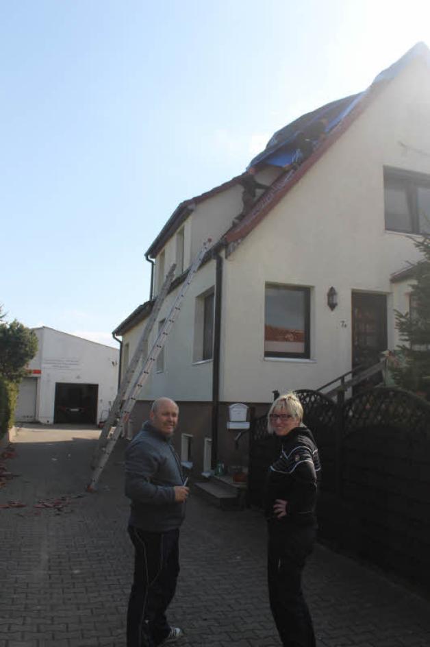 Meiko Baustian und Franka Müller vor ihrem Haus, im Hintergrund die Werkstatt – ohne Rolltor.