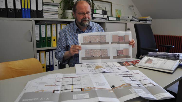 Fred-Jan Salomon mit den Plänen für die Sanierung der Regionalen Schule in Lübz 