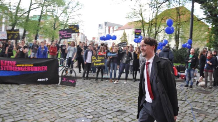 Die Ankunft des Bildungsministers Mathias Brodkorb (SPD) wurde von den demonstrierenden Studenten mit lauten Pfiffen begleitet.  