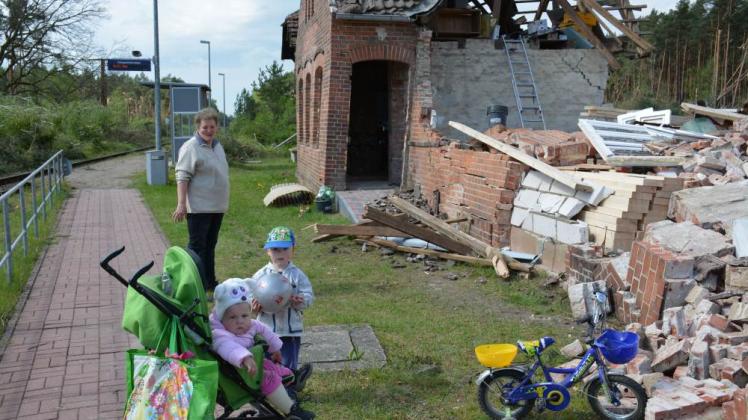 Traum zerstört: Kathi Pedersen und ihre Kinder Christopher und Jacqueline stehen vor den Trümmern. Das ehemalige Bahnhofs gebäude sollte einmal ihr Zuhause werden. 