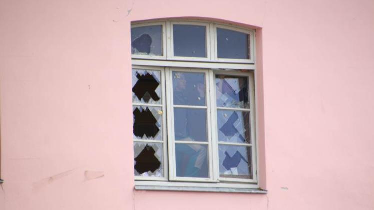 Helfer sichern die zerborstenen Fenster an der Grundschule am Schlossplatz.  